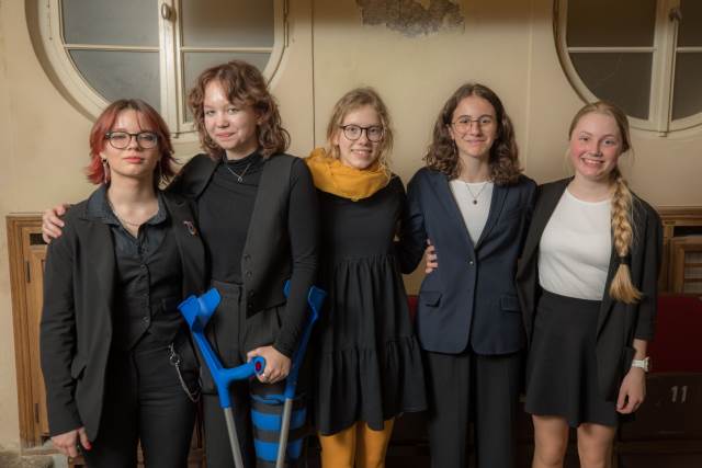 tým ve složení Julie Faloutová, Anna Zbránková, Karolína Kunášková, Ema Kupcová a Tereza Farská